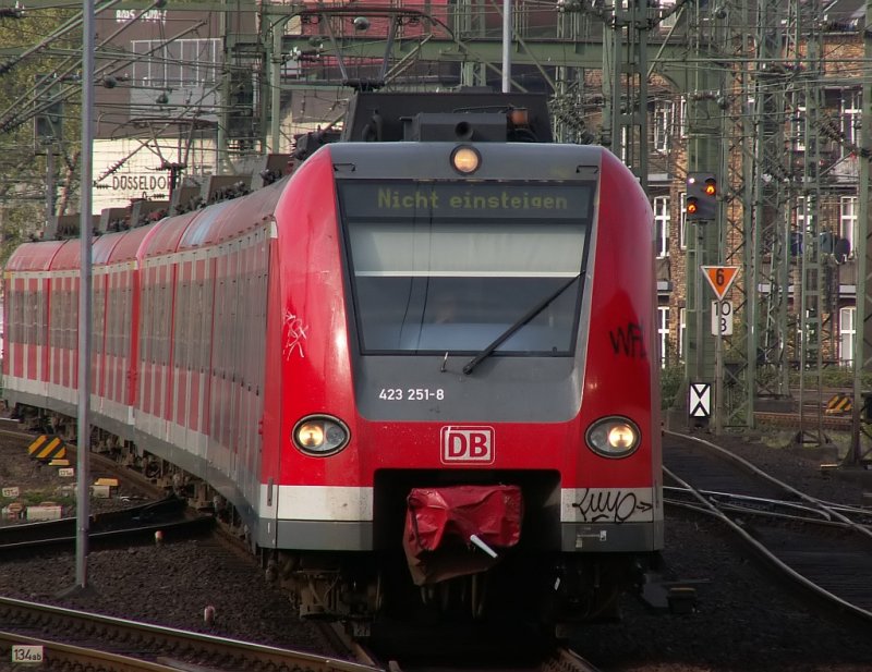 Die S11 fhrt ihre Endstation, den Dsseldorfer Hauptbahnhof, an. Das Foto stammt vom 18.04.2007