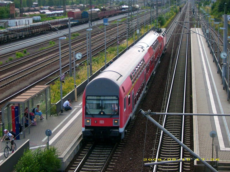 Die S11 von Leipzig Hbf nach Wurzen hlt am 18.08.08 am Rbf Leipzig-Engelsdorf(Regio-Verkehr: Engelsdorf).