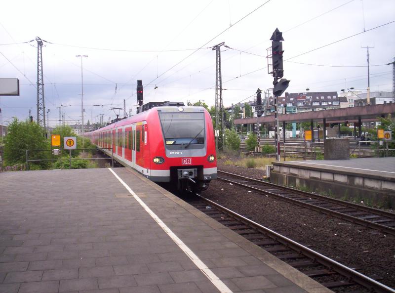 Die S11 mit einer 423 Doppeltraktion bei der Einfahrt von Dsseldorf Hbf.