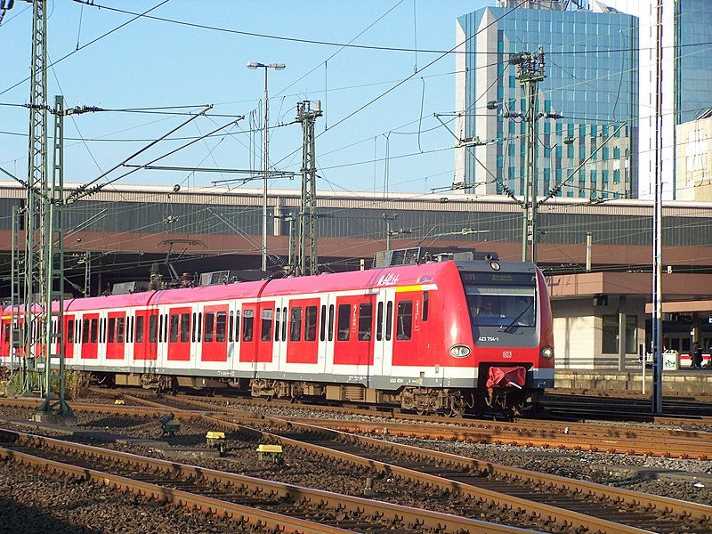 Die S11 verlsst Dsseldorf Hbf mit 423 Doppeltraktion in Richtung Neuss, Kln u. Bergisch Gladbach. 30.06.08