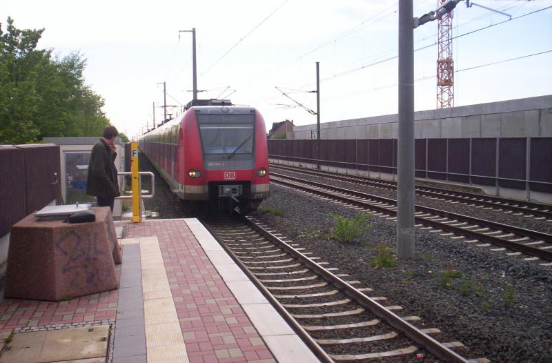 Die S12 mit 423 036 bei der Einfahrt von Sindorf im Juni 2005.