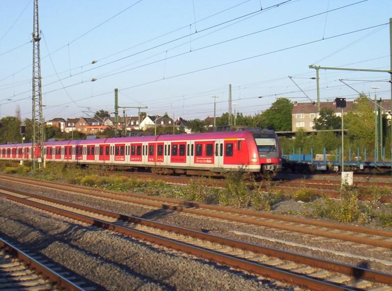 Die S12 mit 423 Doppeltraktion bei der einfahrt mit Sonnenschein in Dren. 22.09.05.