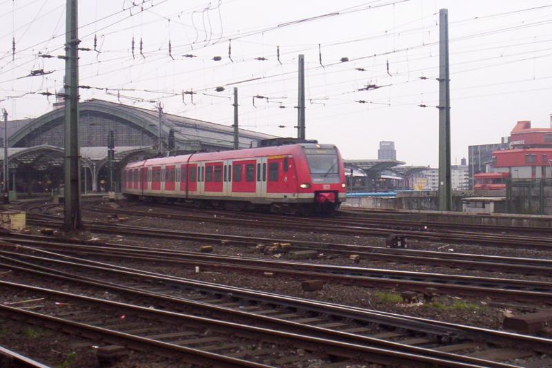 Die S12 nach Au(Sieg) verlsst Kln Hbf in Richtung Deutz am 08.01.2006