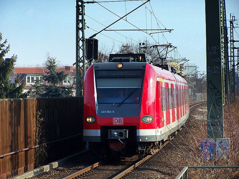 Die S13(Flughafenlinie) wird nur mit einer Einheit 423 befahren, w�hrend die S12 mit Doppeltraktionen best�ckt ist. Hier ist eine einzelne S13-Einheit anzutreffen. Hier bei der Einfahrt K-Trimbornstra�e. 423 054/554 am 14.02.09