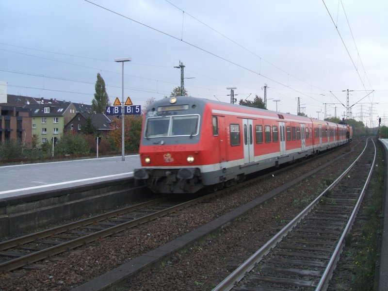 Die S2 aus Dortmund nach Duisburg bei der Einfahrt in Gelsenkirchen Hbf.(24.10.2007)