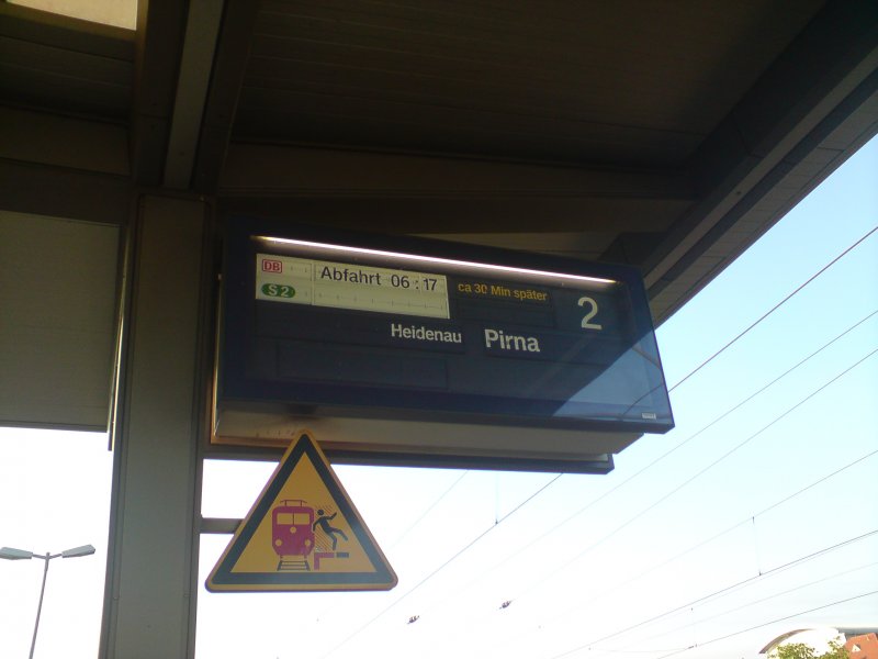 Die S2 hat in Dresden - Dobritz ca. 30 min. versptung. Grund: Sie steht defekt im Dresdner Hauptbahnhof.
Aufgenommen am: 12.05.09