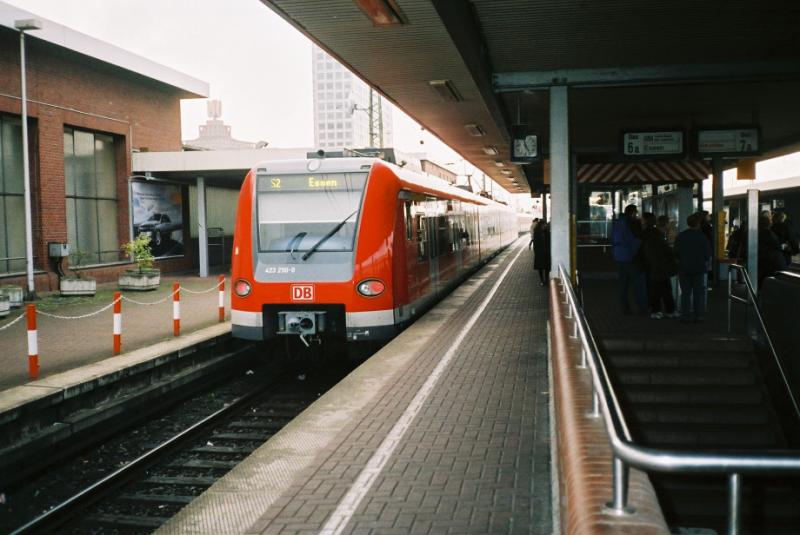 Die S2 im Herbst 2004 mit der BR 423 in Dortmund Hbf