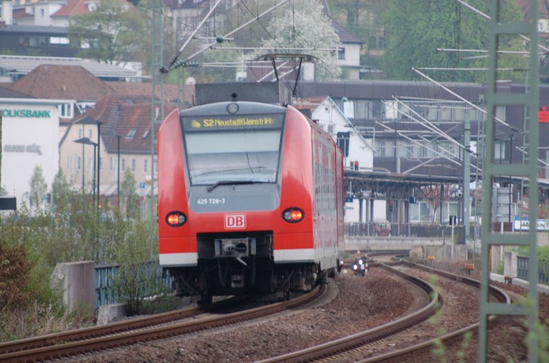 Die S2 ist in Mosbach (Baden) angekommen und fhrt gleich wieder durch das Neckartal zurck nach Neustadt / Kaiserslautern. April 2006