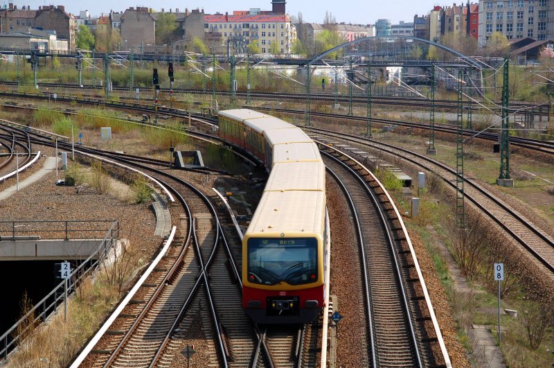 Die S2 nach Buch verl�sst am 09.04.09 Berlin Gesundbrunnen.