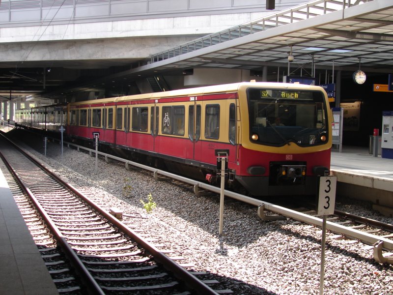 Die S2 nach Buch via Potsdamer Platz, Nordbahnhof. Hier am S-Bahnhof S�dkreuz.