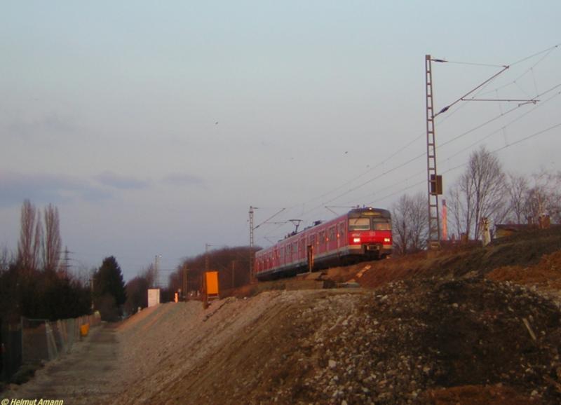 Die S2 nach Niedernhausen fuhr als Kurzzug mit 420 215 am 12.03.2006 durch Frankfurt am Main-Zeilsheim. Die Erdarbeiten auf der linken Seite des Bahndamms waren die ersten Vorboten der hier neu entstehenden S-Bahn-Station.