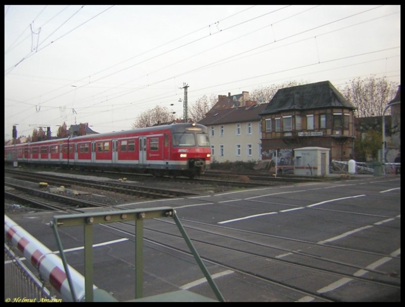 Die S2 nach Niedernhausen querte mit 420 786 am 27.11.2006 die Elektronstrae am Bahnbergang westlich des Bahnhofes Frankfurt am Main-Griesheim mit dem schnen alten Stellwerksgebude.