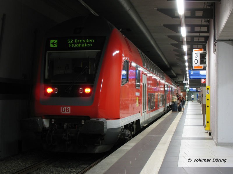 Die S2 ist in der unterirdischen Endstation Dresden-Flughafen angekommen - 25.07.2006

