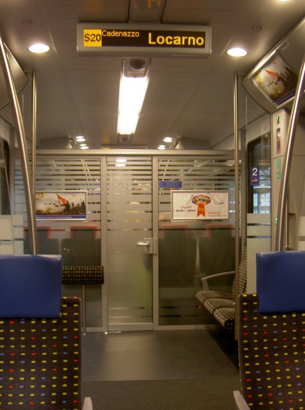 Die S20 pendelt regelmig zwischen Bellinzona und Locarno. Hier ein Blick in Richtung 1. Klasse: Abgeschottet hinter Glas.