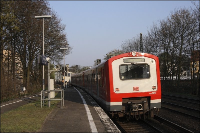 Die S21 nach Bergedorf sind nun als  Halbzge  unterwges. Hier verlsst 472 028 die Station Holstenstrae. (11.04.2009)