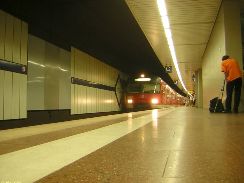 Die S3 nach Bad Soden stand am 13.06.2006 mit 420 259 und 420 209 abfahrbereit an der Station Taunusanlage. Der Fotograf am Bildrand rechts war extra mit einem Freund aus M�nchen angereist, um in FFM 420er in Betrieb aufzunehmen, eine der letzten Hochburgen dieser Baureihe. So erregten gleich vier Fotografen die Aufmerksamkeit der Reisenden, zwei aus FFM und zwei aus M�nchen, sozusagen ein kleines bayrisch-hessisches Gipfeltreffen der 420er-Fans.
