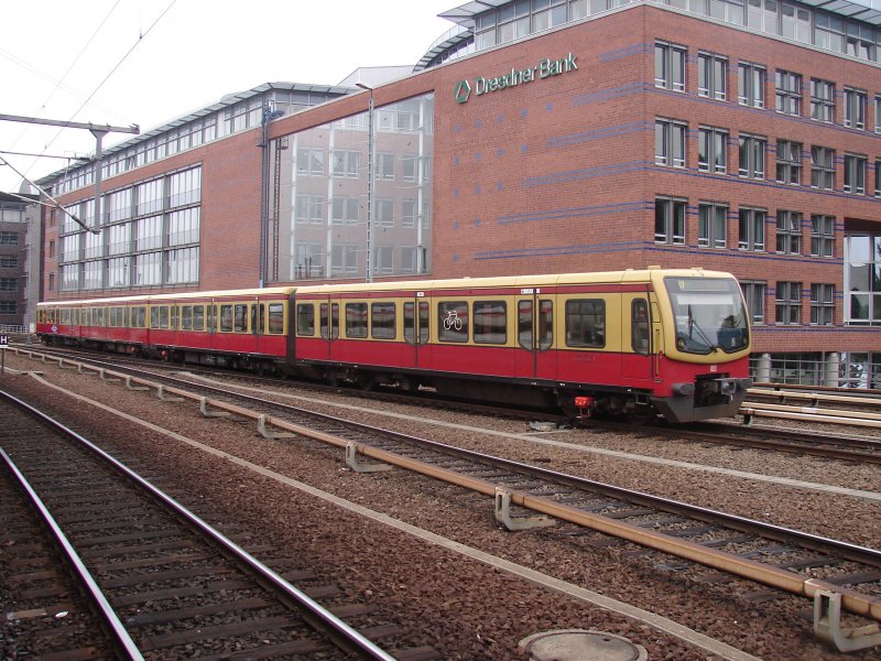 Die S3 nach Erkner wird Berlin Ostbahnhof zur Abfahrt bereit gestellt. 