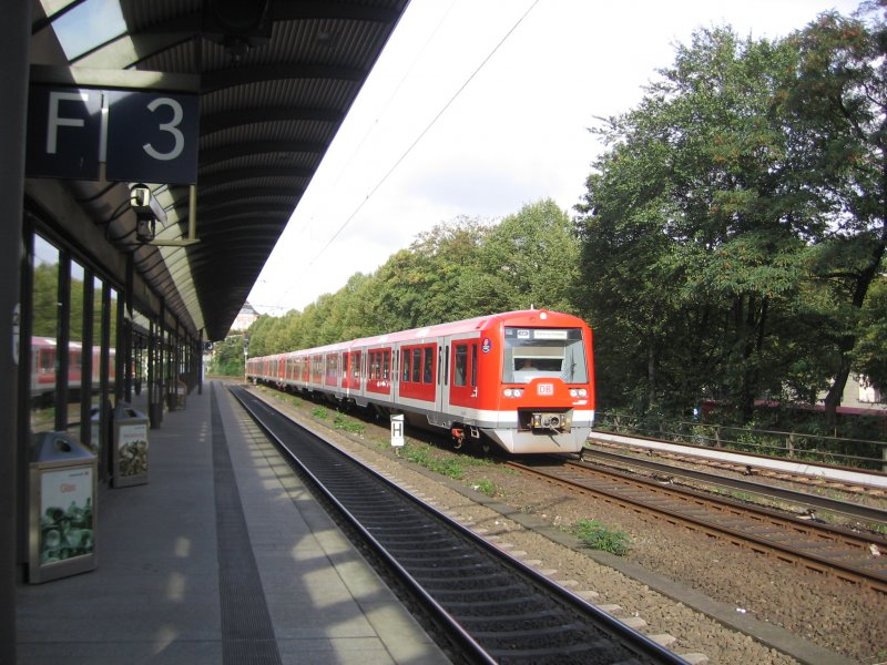 Die S31 von Hmb-Altona nach Hmb-rathaus passiert an 01.10.2007 den Bahhnhof Hmb-dammtor.