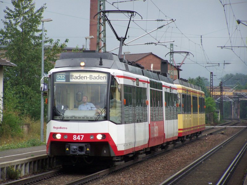 Die S32 nach Baden-Baden mit 847  RegioBistro  und einen weiteren Triebwagen bei der Einfahrt in den Bahnhof Malsch.
Aufgenommen am 7.August 2007