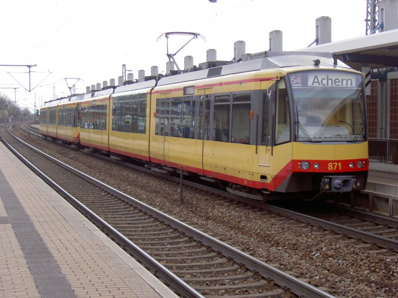 Die S4 aus Karlsruhe - hier im Bahnhof Bhl/Baden auf der Weiterfahrt zur Endstation Achern. Das Bild entstand am 4. April 2006.