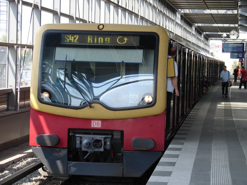 Die S42 (Ringbahn) steht im Bahnhof Berlin S�dkreuz und f�hrt gleich weiter �ber Neuk�lln,Ostkreuz,Sch�nhauser Allee weiter nach Gesundbrunnen. Aufgenommen am 09.08.07