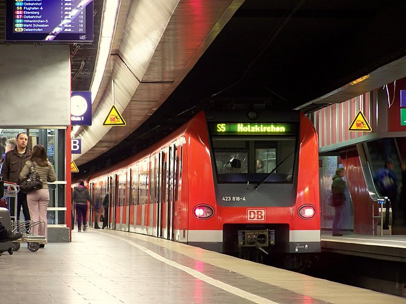 Die S5 nach Holzkirchen, bestehend aus 423 318/818 und der vorderen Einheit 423 212/712, steht in Mnchen Hbf(Tief) zur Abfahrt in Richtung Ostbahnhof bereit. 28.03.09