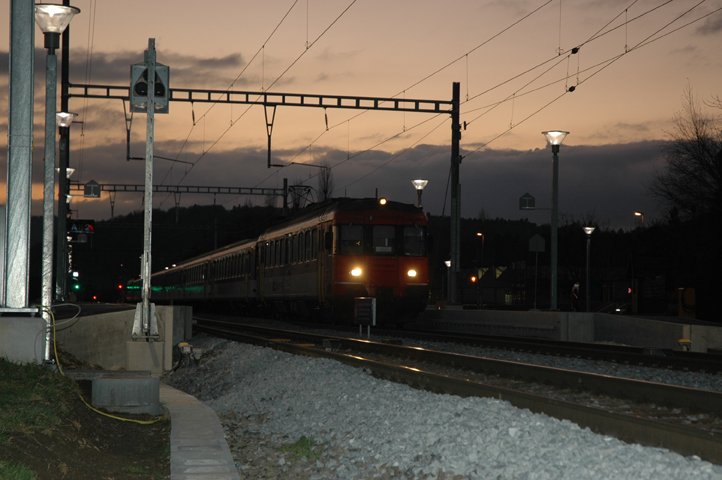 Die S6 wird am 27.11.07 mit einem Dispo-Ersatzzug gefhrt. An der Spitze ist der RBe 540 035. Aufgenommen in Otelfingen