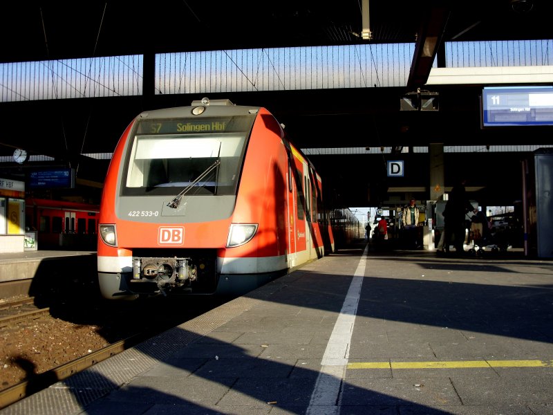 Die S7 bestckt mit einem 422 das neue Flaggschiff der S-Bahn Abteilung der DB, in dem Dsseldorfer Hauptbahnhof.