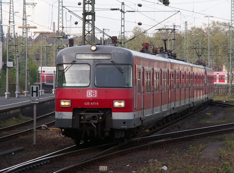 Die S7 fhrt in den Dsseldorfer Hauptbahnhof ein um spter weiter in Richtung Dsseldorf Flughafen zu fahren. Das Foto stammt vom 18.04.2007