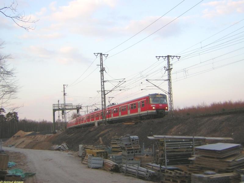 Die S7 nach Riedstadt-Goddelau mit 420 289 und 420 282 am 07.04.2006 bei der Vorbeifahrt an der Baustelle ihrer zuknftigen eigenen Bahntrasse kurz hinter dem Bahnhof Frankfurt am Main-Stadion.