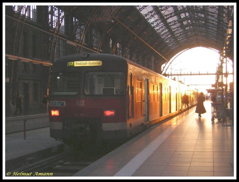 Die S7 nach Riedstadt-Goddelau stand am 03.02.2007 bei bereits tiefstehender Abendsonne abfahrbereit am Gleis 2 im Hauptbahnhof Frankfurt am Main.