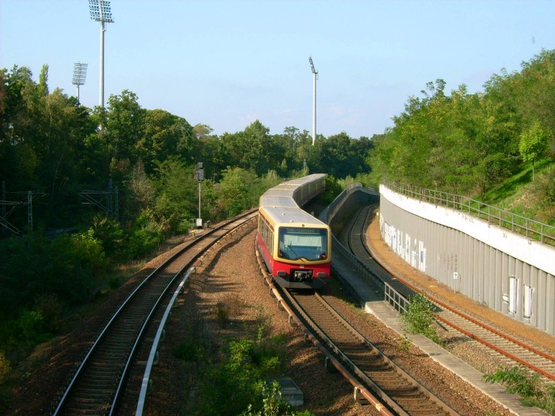 Die S75 nach Spandau verlsst am 28.09.08 den S-Bahnhof Messe Sd.