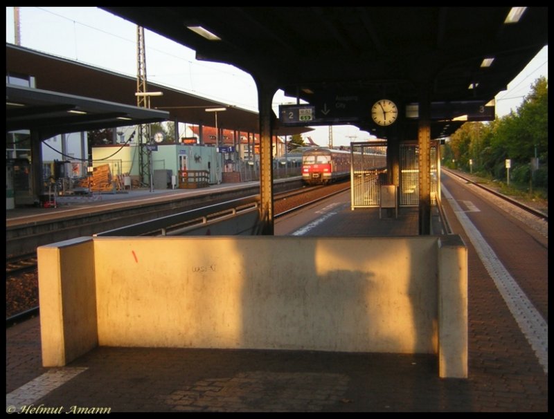 Die S8 nach Wiesbaden fuhr am Abend des 22.10.2006 mit 420 713 und 420 301 in den Bahnhof Rsselsheim ein.