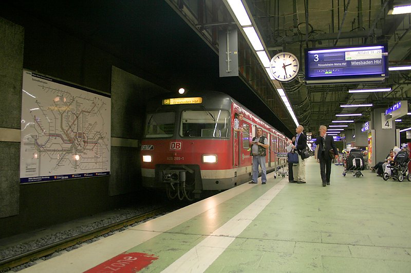 Die S8 wartet im unterirdischen Regionalbahnhof von Frankfurt a.M. Flughafen auf die Abfahrt nach Wiesbaden.
Der Bahnhof befindet sich in einer leichten Modernisierung, daher fehlen die Deckenverkleidungen.
(29.08.2007)