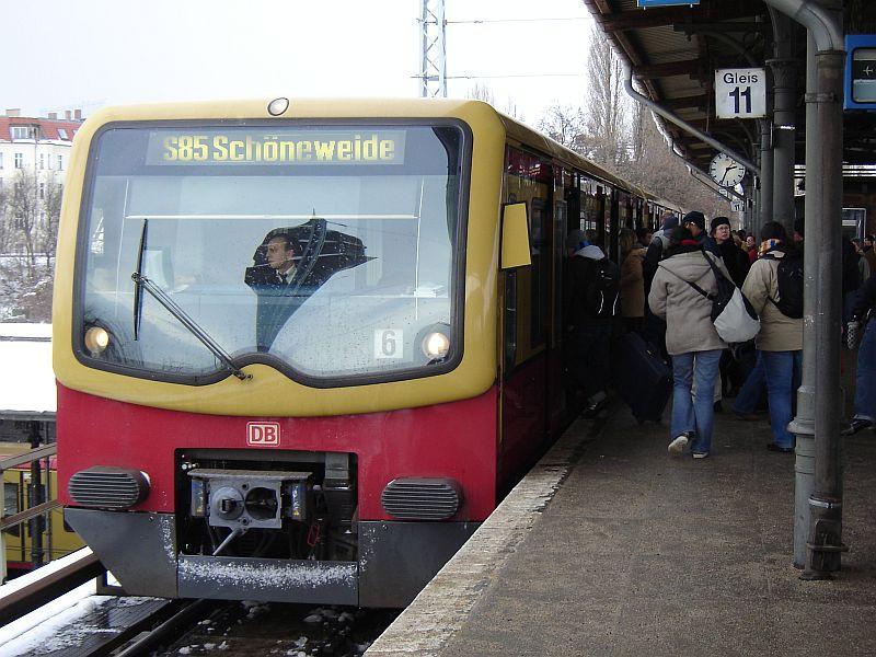 Die S85 nach Berlin Sch�neweide im S-Bahnhof Ostkreuz.