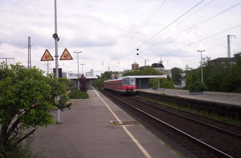 Die S9 aus Bottrop nach Wuppertal Hbf hat gerade Ankunft in Essen-West. 22.05.2005