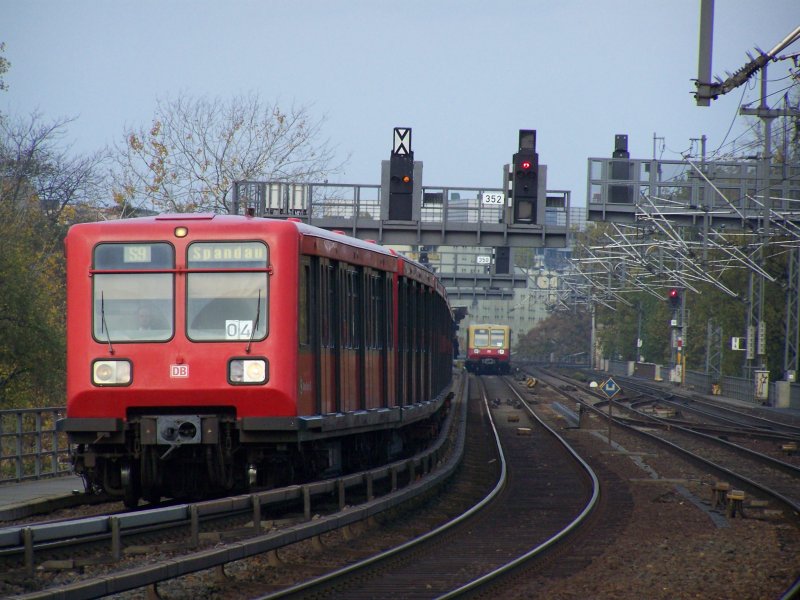 Die S9 nach Berlin-Spandau wurde am 29.Oktober 2007 im Bahnhof Berlin-Zoologischer Garten abgelichtet. Im Hintergrund steht eine weitere S-Bahn am S-Bahn Bahnhof Tiergarten.
