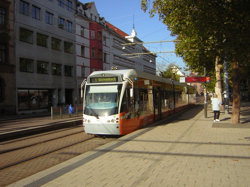 Die Saarbahn an der Haltestelle Saarbrcken Landwehrplatz. Die Aufnahme des Fotos war der 20.10.2009