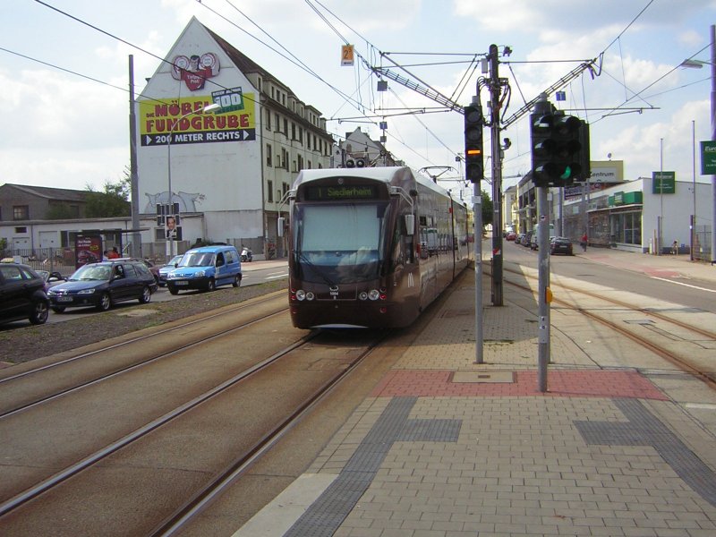 Die Saarbahn fhrt an der Haltestelle Rmerkastell ab.
