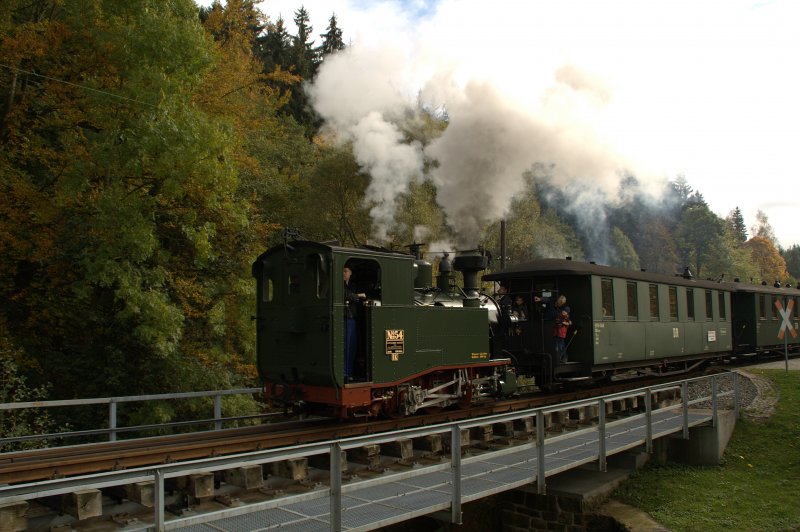 Die schsische IK No 54 ist am 10.10.09 zwischen Schmalzgrube und Steinbach unterwegs.