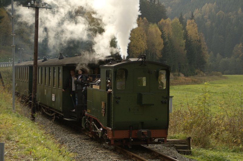 Die schsische IK No 54 ist am 10.10.09 zwischen Schmalzgrube und Steinbach unterwegs.
