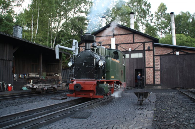 Die schsische Nachbau IK 54 am 15.07.09 nach dem Wasser nehmen  vor dem Jhstdter Lokschuppen.