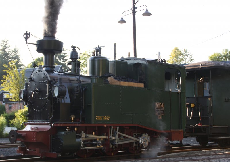 Die schsische Nachbau IK 54 war am Abend des 15.07.09 auf Testfahrt unterwegs. Hier beim Dampf kochen im Bahnhof Schmalzgrube.