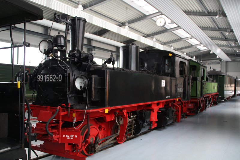 Die schsische Neubau IV K 99 1562-0 ist am 31.01.09 in der Fahrzeughalle der Pressnitztalbahn ausgestellt.