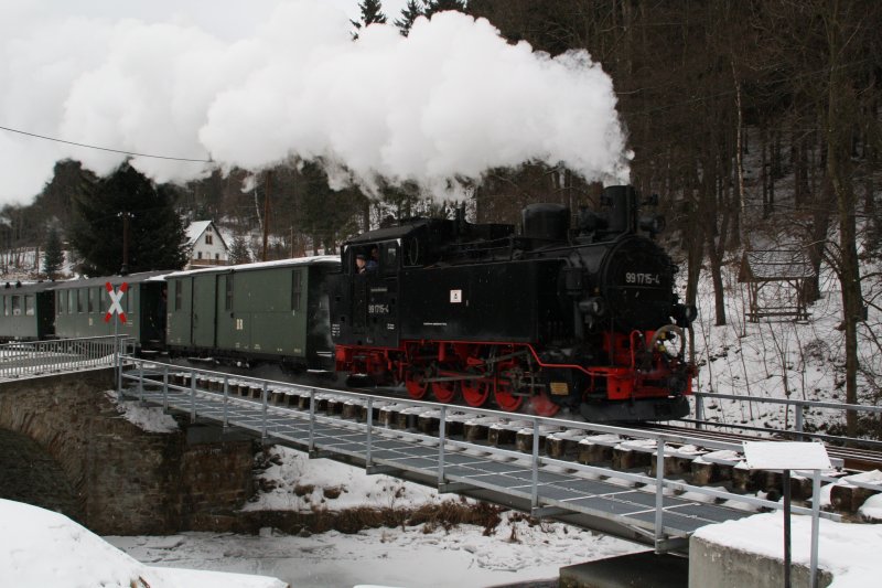 Die s�chsische VI K 99 1715-4 �berquert am 31.01.09 die Br�cke kurz vor dem Bahnhof Schmalzgrube.