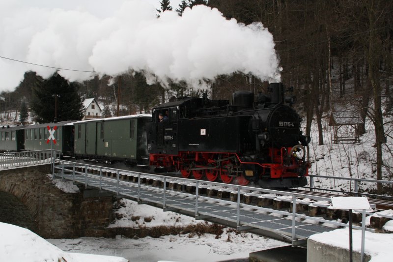 Die schsische VI K 99 1715-4 berquert am 31.01.09 die Brcke kurz vor dem Bahnhof Schmalzgrube.