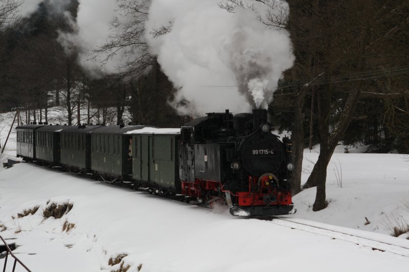 Die s�chsische VI K 99 1715-4 passiert am 31.01.09 die Fahrzeughalle kurz vor dem Bahnhof J�hstadt.