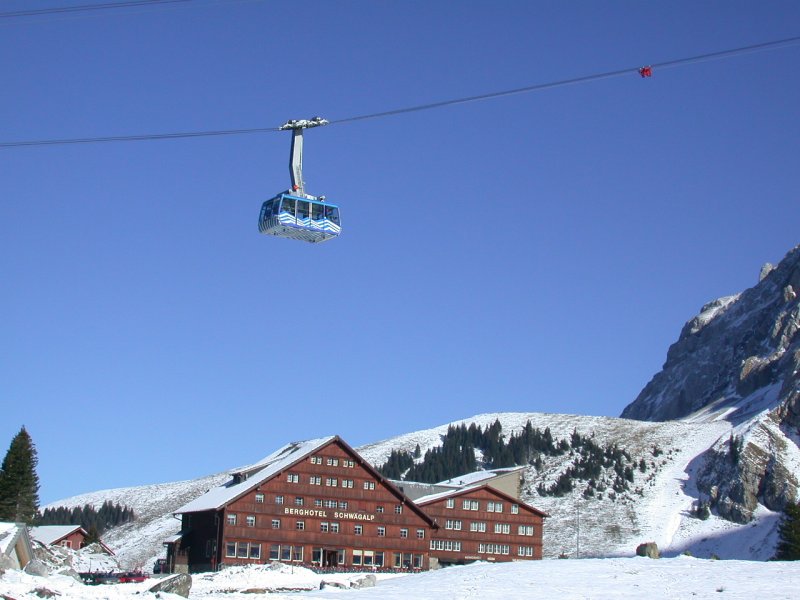 Die Sntisschwebebahn nach dem Start auf der Schwgalp auf den 2504m hohen Sntis, den hchsten Gipfel des Alpstein. (28.10.2003)