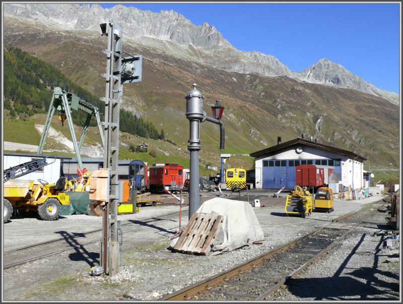 Die Saison bei der Dampfbahn Furka Bergstrecke ist zu Ende und das Depotgelnde und  Basislager  der DFB in Realp scheint verlassen dem Winter entgegen zu schlummern. (08.10.2007)