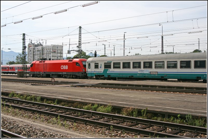 Die Salzburger 1116 113 hat am 01.07.07 den EC85/82 Umlauf bernommen, und wartet um 10:20 Uhr in Rosenheim mit den EC 85  MICHELANGELO , von Mnchen nach Roma Termini, auf die Weiterfahrt. 